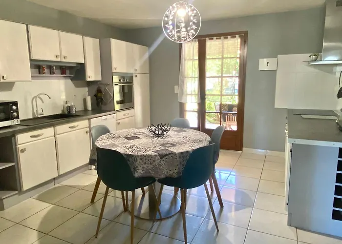 Pech Joli Nyaraló *